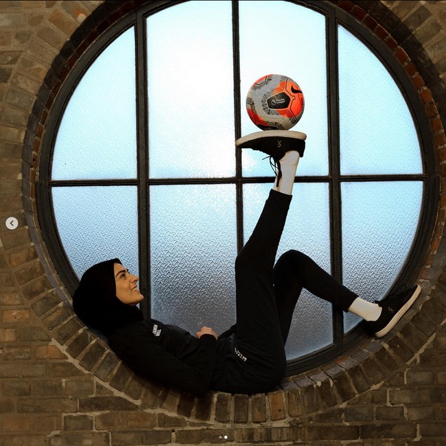 Freestyler sepak bola yang mengenakan hijab ini mempunyai pesan untuk anak-anak lewat berbagai aksinya. Tidak peduli bagaimana penampilan kamu dan apa yang kamu yakini, kamu dapat mencapai apa yang kamu inginkan,” kaya Maymi dikutip dari Reuters. Foto: Dok. Instagram @asgari_freestyle.