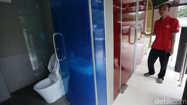 Di sana terdapat fasilitas kamar mandi dengan smart glass, yaitu kaca yang akan berubah menjadi buram ketika dimasuki pengguna.