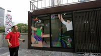Petugas menunjukkan fasilitas yang ada di Bike Lounge Jakarta Experience Board (JXB) Sudirman, Jakarta, Senin (5/12/2022).