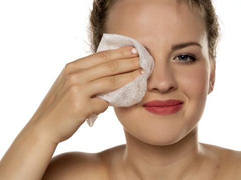 Membersihkan wajah memakai tisu basah Membersihkan wajah memakai tisu basah