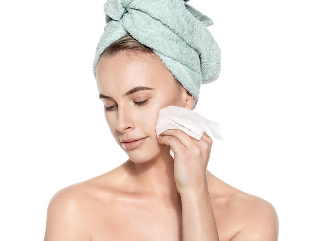Membersihkan wajah memakai tisu basah