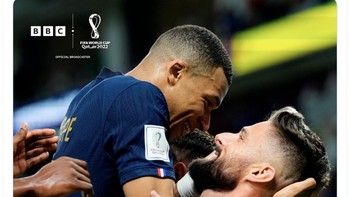 Mbappe merayakan gol perdana Giroud ke gawang Polandia dengan selebrasi seperti ini. Foto: Twitter
