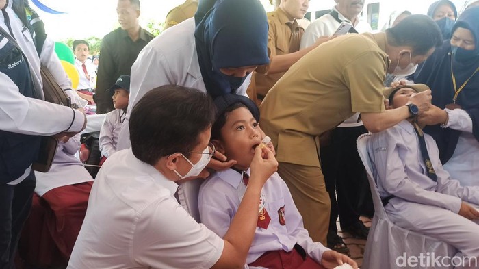 Menkes saat meneteskan vaksin polio ke anak SD di Aceh (Agus Setyadi/detikSumut)