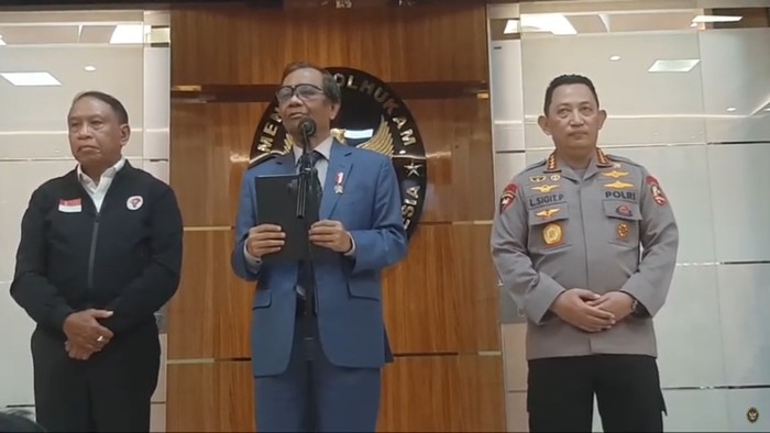 Menko Polhukam Mahfud Md bersama Menpora Zainudin Amali dan Kapolri Jenderal Listyo Sigit Prabowo mengumumkan Liga 1 kembali digulirkan (YouTube Kemenko Polhukam)