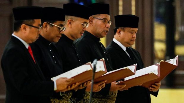 Malaysia's Home Minister Saifuddin Nasution Ismail (2R) leads other ministers to oath reciting during the swearing-in ceremony of the newly appointed cabinet ministers at the National Palace in Kuala Lumpur, on December 3, 2022. (Photo by HASNOOR HUSSAIN / POOL / AFP)