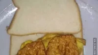 Tak kalah kocak, netizen ini bikin menu sarapan sandwich yang diisi dengan telur dan tempe. Menurutnya menu sarapan ini kaya protein. Foto: Instagram/Twitter
