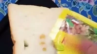 Selain sambal ada juga yang memilih sarapan roti tawar dengan olesan obat masuk angin, seperti yang dilakukan oleh netizen ini. Foto: Instagram/Twitter