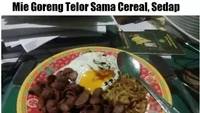 Ada pula yang membuat menu kreasi sarapan sereal yang disajikan dengan mie goreng. Tak lupa juga ada telur setengah matang. Foto: Instagram/Twitter