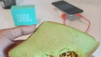 Supaya kenyang, orang ini membuat menu sarapan berupa roti yang diisi dengan mie goreng. Foto: Instagram/Twitter