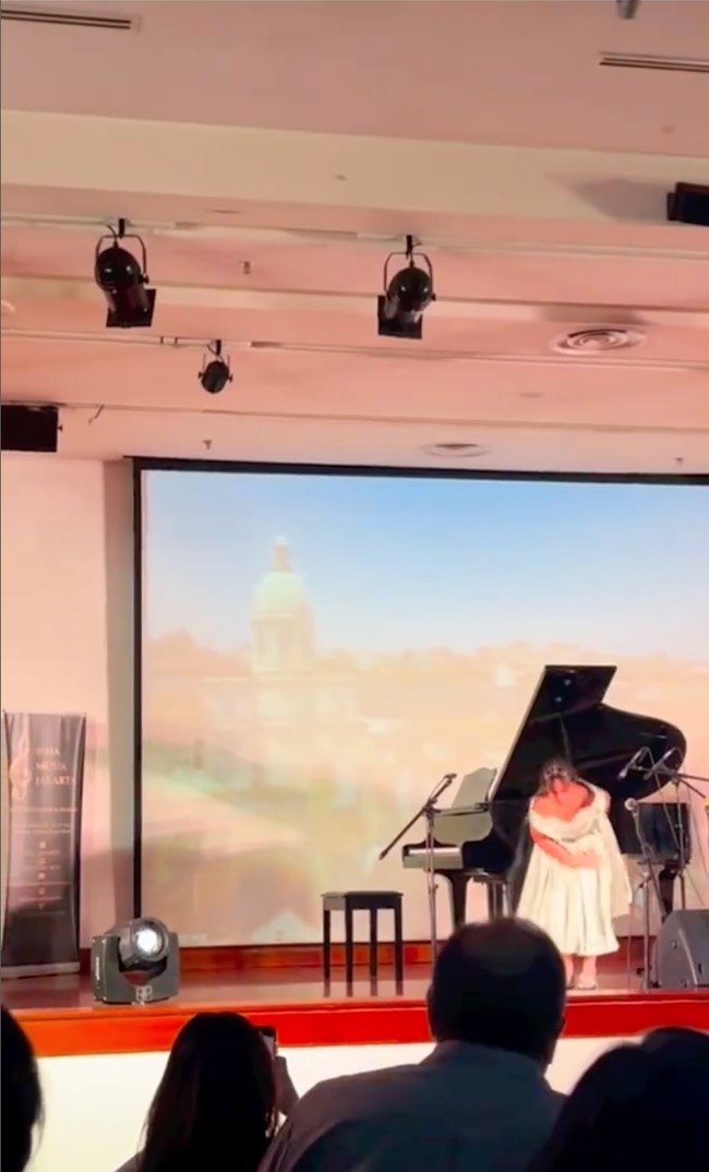 Dalam video terlihat Mikhayla yang begitu anggun naik ke atas panggung dan memberi hormat dengan membungkukkan badannya sebelum menunjukan kepiawaiannya bermain piano. Setelahnya Mikhayla pun memainkan lagu Fur Elise karya Beethoven. Foto: Instagram/@ramadhaniabakrie