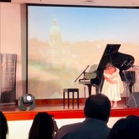 Dalam video terlihat Mikhayla yang begitu anggun naik ke atas panggung dan memberi hormat dengan membungkukkan badannya sebelum menunjukan kepiawaiannya bermain piano. Setelahnya Mikhayla pun memainkan lagu Fur Elise karya Beethoven. Foto: Instagram/@ramadhaniabakrie