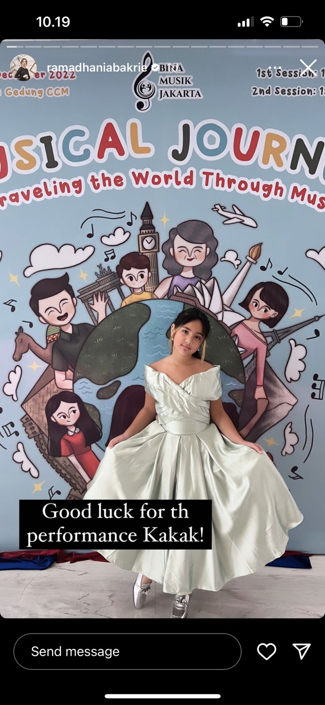 Mikhayla tampil cantik dalam balutan gaun berpotongan sabrina berwarna hijau mint. Rambut panjangnya tampak rapih diikat ke belakang. Untuk melengkapi penampilannya, Mikhayla mengenakan sepasang sepatu berwarna silver. Foto: Instagram/@ramadhaniabakrie