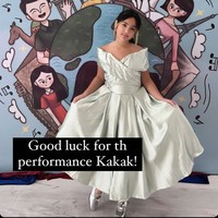 Mikhayla tampil cantik dalam balutan gaun berpotongan sabrina berwarna hijau mint. Rambut panjangnya tampak rapih diikat ke belakang. Untuk melengkapi penampilannya, Mikhayla mengenakan sepasang sepatu berwarna silver. Foto: Instagram/@ramadhaniabakrie