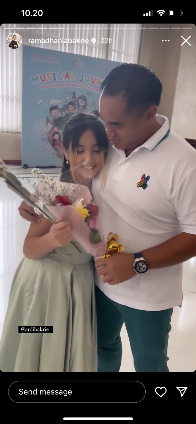 Penampilan Mikhayla bermain piano itu mendapat dukungan dari keluarga. Selain Nia Ramadhani, Ardi Bakrie pun turut hadir memberi semangat pada putrinya. Lebih romantisnya lagi, Ardi juga membawakan bunga untuk sang anak tercinta. Foto: Instagram/@ramadhaniabakrie