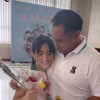Penampilan Mikhayla bermain piano itu mendapat dukungan dari keluarga. Selain Nia Ramadhani, Ardi Bakrie pun turut hadir memberi semangat pada putrinya. Lebih romantisnya lagi, Ardi juga membawakan bunga untuk sang anak tercinta. Foto: Instagram/@ramadhaniabakrie