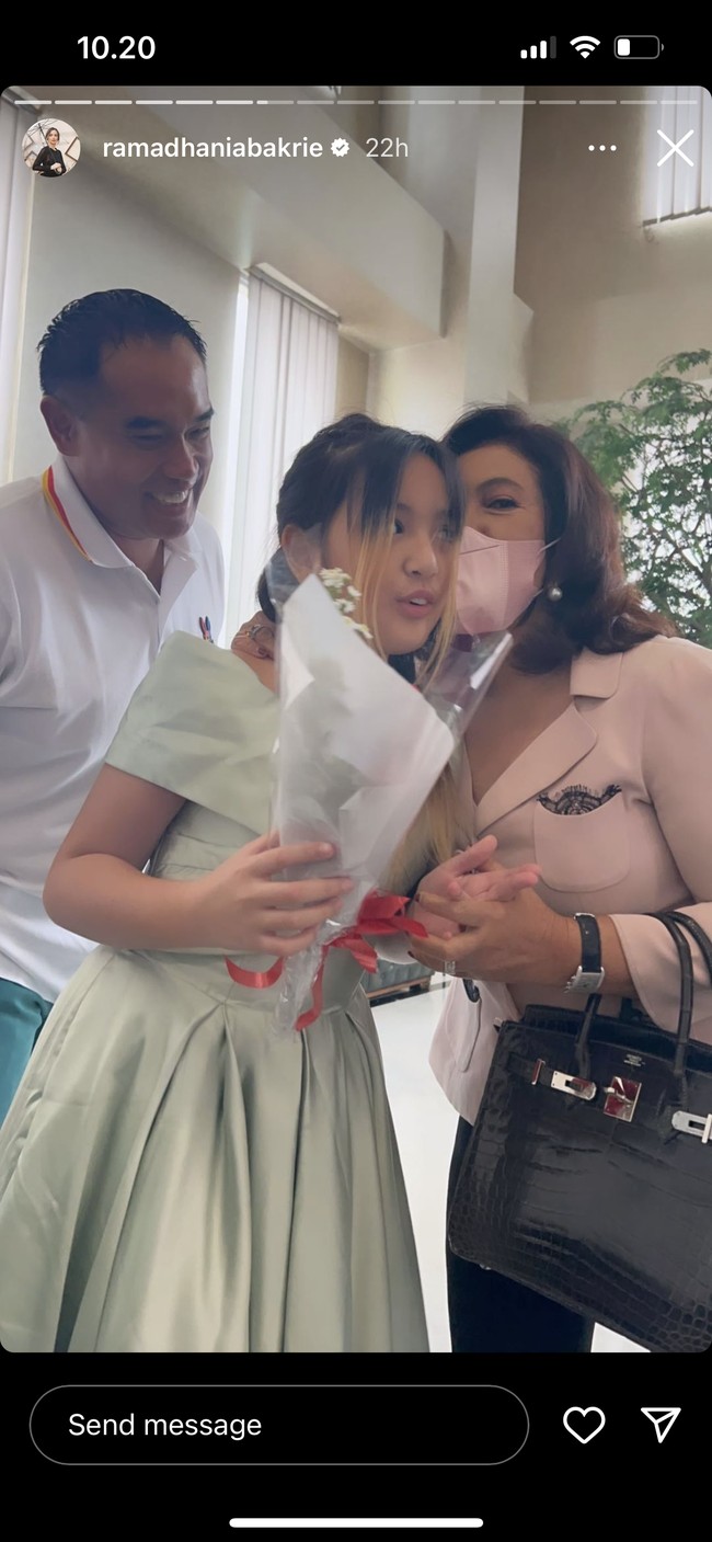 Sang nenek yang merupakan istri Aburizal Bakrie pun tampak hadir. Ia memberikan selamat kepada Mikhayla yang sudah berhasil tampil memukau bermain piano dan menciumnya. Foto: Instagram/@ramadhaniabakrie