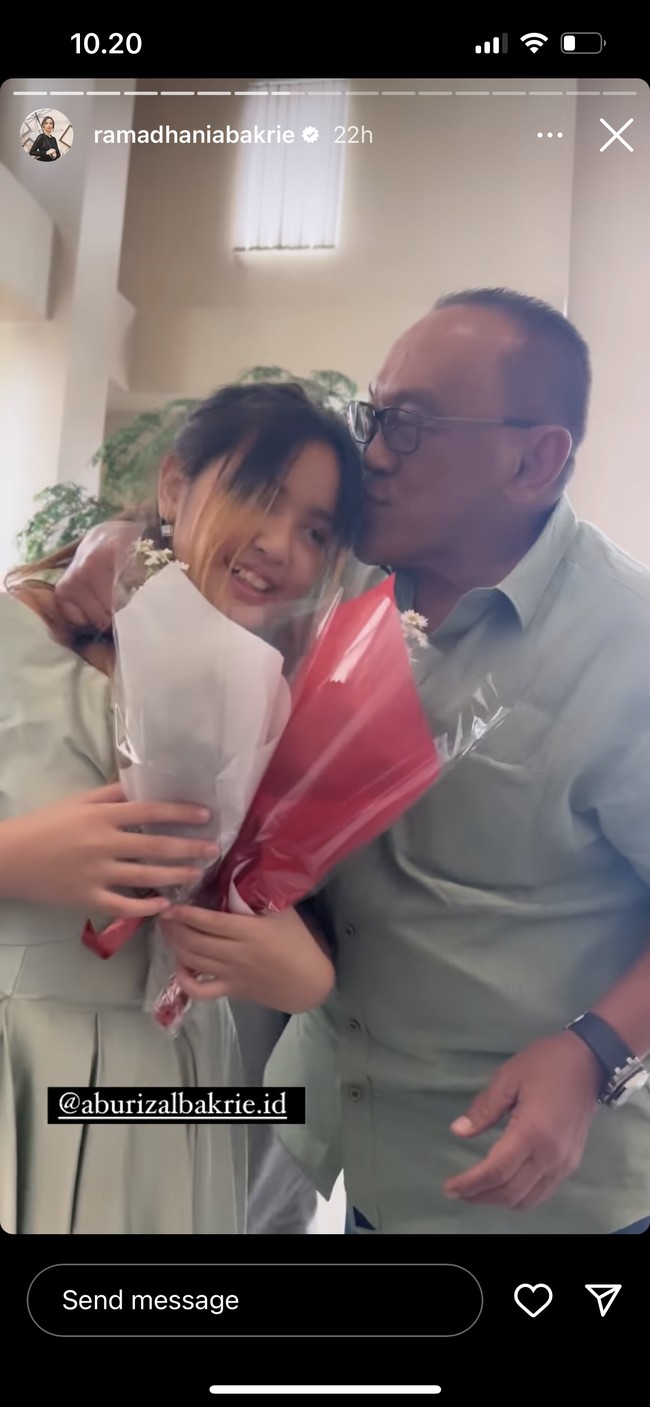 Tak ketinggalan, Aburizal Barie juga terlihat turut hadir menonton cucunya tampil bermain piano. Seusai acara, Aburizal Bakrie tampak mencium sang cucu dan juga memberikan selamat. Foto: Instagram/@ramadhaniabakrie