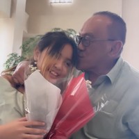 Tak ketinggalan, Aburizal Barie juga terlihat turut hadir menonton cucunya tampil bermain piano. Seusai acara, Aburizal Bakrie tampak mencium sang cucu dan juga memberikan selamat. Foto: Instagram/@ramadhaniabakrie