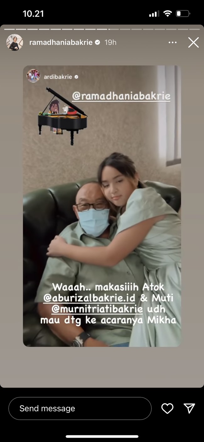 Dalam unggahan terlihat jika Mikhayla begitu dekat dengan kakeknya, Aburizal Bakrie. Bahkan keduanya pun kompak mengenakan baju berwarna sama, yaitu warna hijau mint. Foto: Instagram/@ramadhaniabakrie