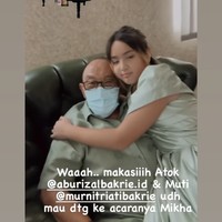 Dalam unggahan terlihat jika Mikhayla begitu dekat dengan kakeknya, Aburizal Bakrie. Bahkan keduanya pun kompak mengenakan baju berwarna sama, yaitu warna hijau mint. Foto: Instagram/@ramadhaniabakrie