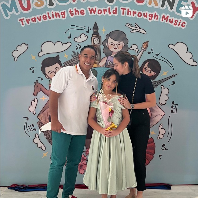 Begini potret Mikhayla bersama kedua orangtuanya. Dengan dukungan dari kedua orangtuanya itu pastinya membuat Mikhayla jadi lebih semangat. Foto: Instagram/@ramadhaniabakrie