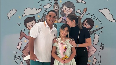 8 Pesona Mikhayla Anak Nia Ramadhani Tampil Main Piano, Cantik Bergaun Hijau
