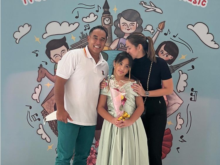 8 Pesona Mikhayla Anak Nia Ramadhani Tampil Main Piano, Cantik Bergaun Hijau
