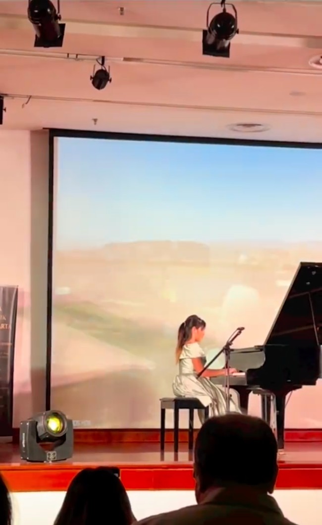 Nia Ramadhani baru-baru ini mengunggah video penampilan anak pertamanya, Mikhayla Bakrie saat bermain piano di acara yang diselenggarakan oleh sekolah musiknya. Dalam keterangan unggahannya itu Nia mengaku sangat bangga melihat penampilan sang anak. Foto: Instagram/@ramadhaniabakrie