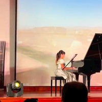 Nia Ramadhani baru-baru ini mengunggah video penampilan anak pertamanya, Mikhayla Bakrie saat bermain piano di acara yang diselenggarakan oleh sekolah musiknya. Dalam keterangan unggahannya itu Nia mengaku sangat bangga melihat penampilan sang anak. Foto: Instagram/@ramadhaniabakrie