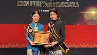 Kakak-adik Mischka Aoki (13 tahun) dan Devon Kei Enzo (12 tahun) menjadi penerima penghargaan Ikon Prestasi Pancasila 2022 termuda dari Badan Pembinaan Ideologi Pancasila (BPIP). Foto: Dok. Mischka dan Devon