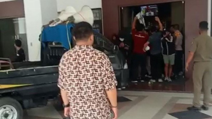 Mobil Gabungan kelompok suporter PSM yang tergabung dalam Aliansi Peduli Mattoanging masuk hingga di depan pintu Lobby Kantor Gubernur Sulsel. Mereka menagih kelanjutan pembangunan Stadion Mattoanging.