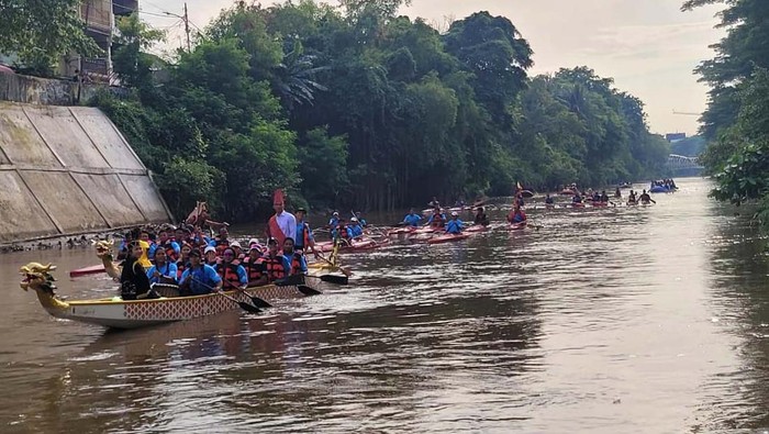 Momen Basuki dan Heru Budi Naik Perahu di Sungai Ciliwung, Ada Apa? Menteri PUPR Basuki Hadimuljono dan Pj Gubernur DKI Jakarta Heru Budi Hartono naik perahu di Sungai Ciliwung. Mereka menghadiri Festival Dayung Ciliwung.