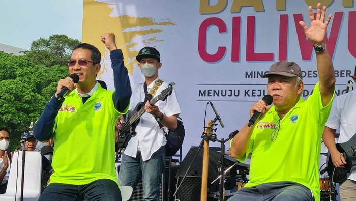 Momen Basuki dan Heru Budi Naik Perahu di Sungai Ciliwung, Ada Apa? Menteri PUPR Basuki Hadimuljono dan Pj Gubernur DKI Jakarta Heru Budi Hartono naik perahu di Sungai Ciliwung. Mereka menghadiri Festival Dayung Ciliwung.