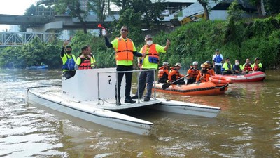 Momen Basuki dan Heru Budi Naik Perahu di Sungai Ciliwung, Ada Apa?
