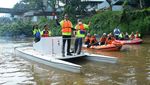 Momen Basuki dan Heru Budi Naik Perahu di Sungai Ciliwung, Ada Apa?