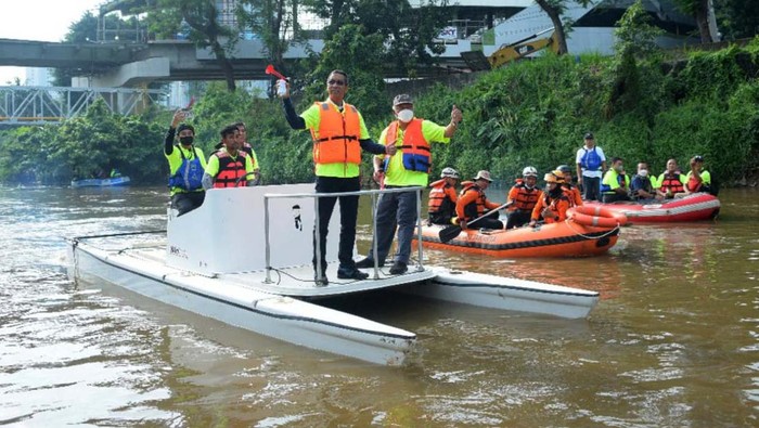 Menteri PUPR Basuki Hadimuljono dan Pj Gubernur DKI Jakarta Heru Budi Hartono naik perahu di Sungai Ciliwung. Mereka menghadiri Festival Dayung Ciliwung.