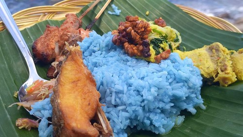 Nasi biru bunga telang di Desa Les, Kecamatan Tejakula, Kabupaten Buleleng, Bali.