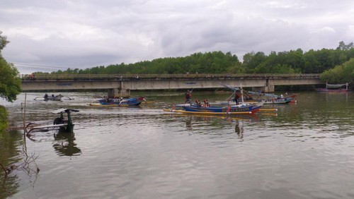 Nelayan Desa Air Kuning saat melakukan aktifitas melaut harus bongkar pasang kayu layar untuk melintasi jembatan, Senin (05/12/2022). (I Putu Adi Budiastrawan/DetikBali).