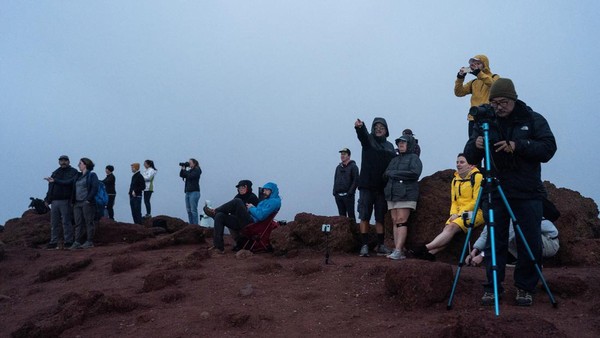 Letusan Gunung Mauna Loa, yang disebut sebagai gunung api aktif terbesar di dunia, menciptakan pemandangan spektakuler.  Letusan Gunung Mauna Loa, yang disebut sebagai gunung api aktif terbesar di dunia, menciptakan pemandangan spektakuler. Â