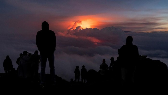 Nggak Ada Takutnya, Letusan Gunung Mauna Loa Jadi Tontonan People gather to observe the eruption of the Mauna Loa Volcano in Hawaii, U.S. December 1, 2022. REUTERS/Go Nakamura