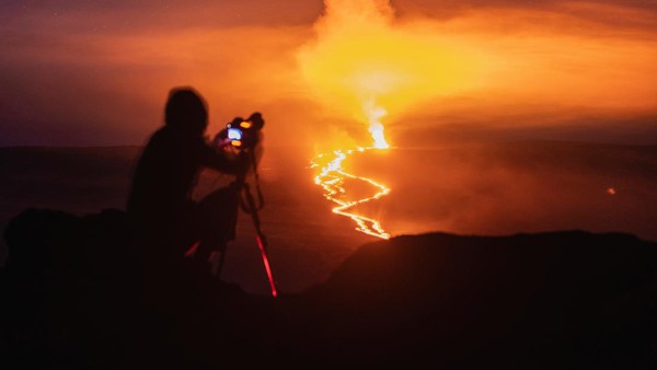 Letusan Gunung Mauna Loa yang terjadi pada Minggu (27/11) lalu menimbulkan muntahan lava yang mengalir dari mulut gunung.  