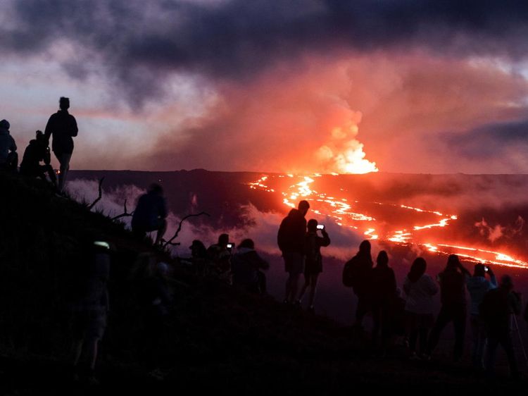 Nggak Ada Takutnya! Letusan Gunung Berapi di Hawaii Malah Jadi Tontonan