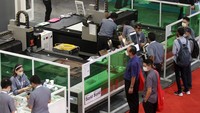 Nampak sejumlah pengunjung tengah mengamati berbagai macam produk yang ditampilkan dalam Pameran Manufacturing Indonesia 2022 yang berlangsung di JIExpo Kemayoran, Jakarta. 