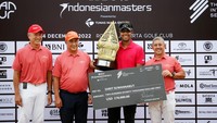 Founder Indonesian Master & Chairman of Asian Tour Jimmy Masrin, Direktur Utama BNI Royke Tumilaar, Champion BNI Indonesian Masters 2022 Presented by TNE Sarit Suwannarut, dan Chairman TNE Jubilant Arda Harmidy, dalam acara Prize Giving BNI Indonesian Masters 2022 Presented by TNE di Royale Jakarta Golf Club, Halim, Jakarta Timur, Minggu (4/12/2022). 