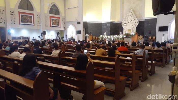 Pelaksanaan misa 100 hari kematian Iwan PNS Semarang di Gereja Santa Maria Fatima, Banyumanik, Semarang, Senin (5/12/2022).