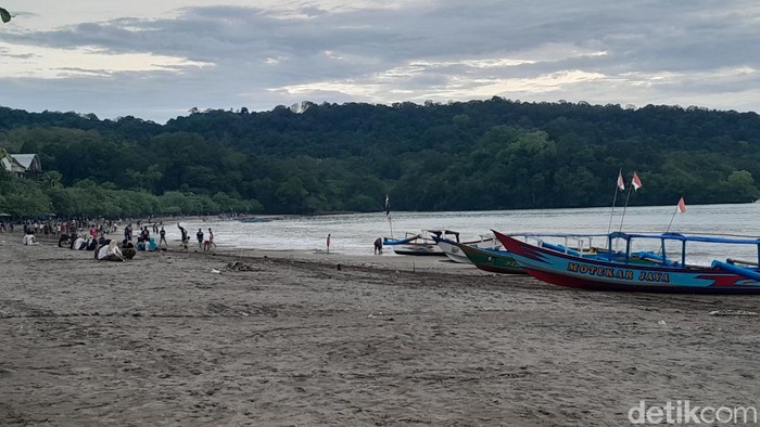 Pemandangan Pantai Pangandaran, Senin (5/12/2022)