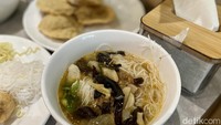 Tak hanya pempek, restoran ini juga menawarkan menu lainnya yang bisa dimakan sepuasnya. Menu tersebut adalah laksan dan tekwan. Foto: detikcom/Riska Fitria