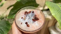 Setelah puas makan makan pempek, enaknya menikmati yang segar dan manis. Pempek Yuk menawarkan menu es kacang merah dalam menu ala cartenya yang dibanderol seharga Rp 30.000. Foto: detikcom/Riska Fitria
