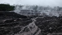 Material vulkanik yang masih panas itu mengeluarkan asap.