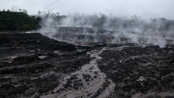 Gunung Semeru erupsi pada Minggu (4/12/2022). Bahkan lahar panas gunung tersebut telah mengalir hingga Desa Supit Urang, Pronojiwo, Lumajang.